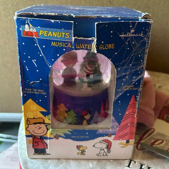 ↳ Hallmark Collectible A Charlie Brown Christmas Musical Snow Globe (1A-03-63WA) - Picture 7 of 8
